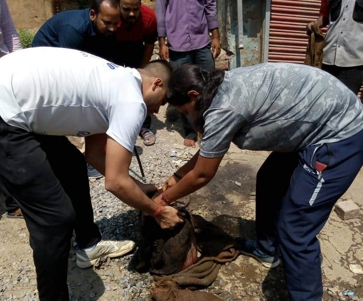Varanasi brave girl save people life from gas cylinder fire