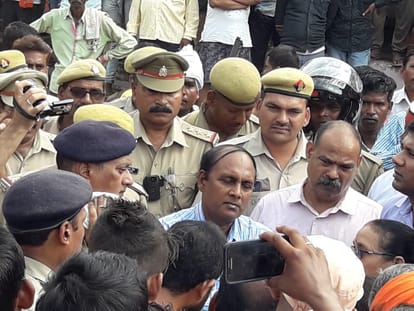 Ma commit suicide after giving way for Tazia j at mirzapur