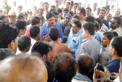 Doctors beaten ward boy in kanpur dehat