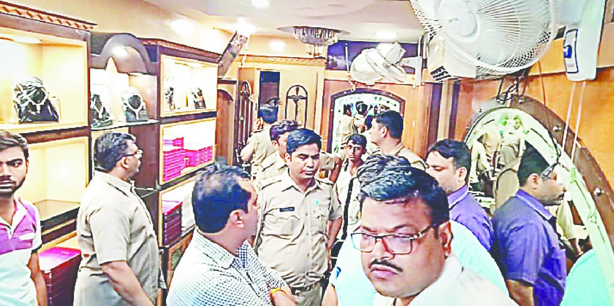40 lakhs stolen from jewelery shop