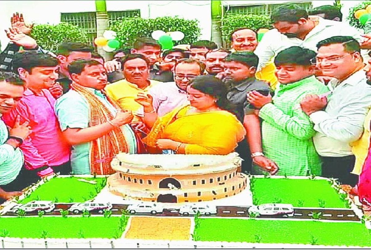 FIR may be filed against bjp mp ramshankar katheria for cake cut of parliament shape