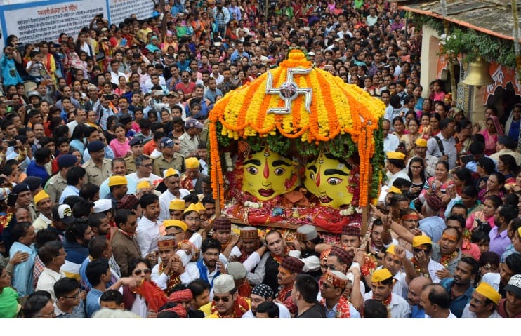 jayakaaraaen ke saath maan nanda sunanda par barasae phool