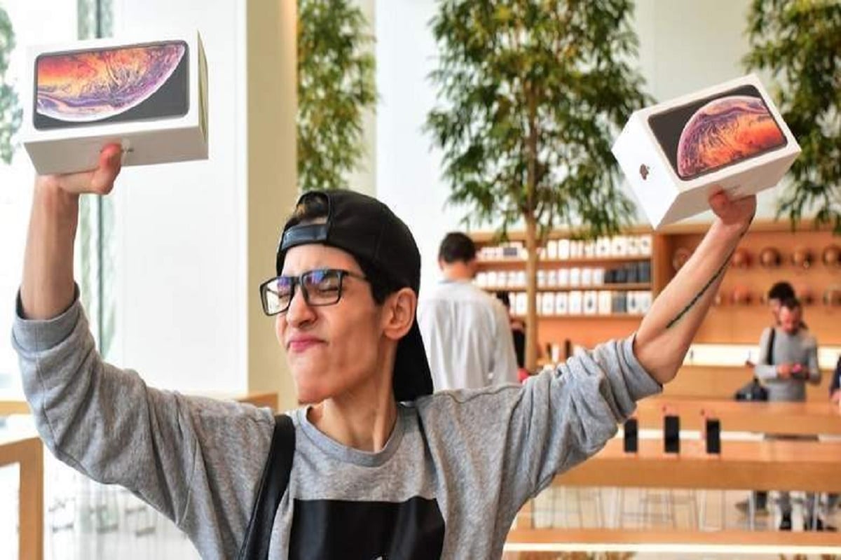 Apple iPhone XS, iPhone XS Max sale starts, see excitment in pictures from outside of malls