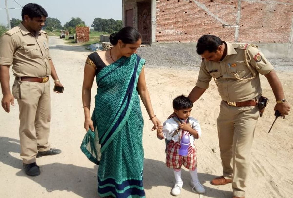 police found four years old school boy on the road