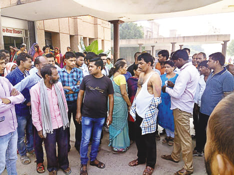 इमरजेंसी गेट के बाहर प्रदर्शन करते कर्मचारी।
