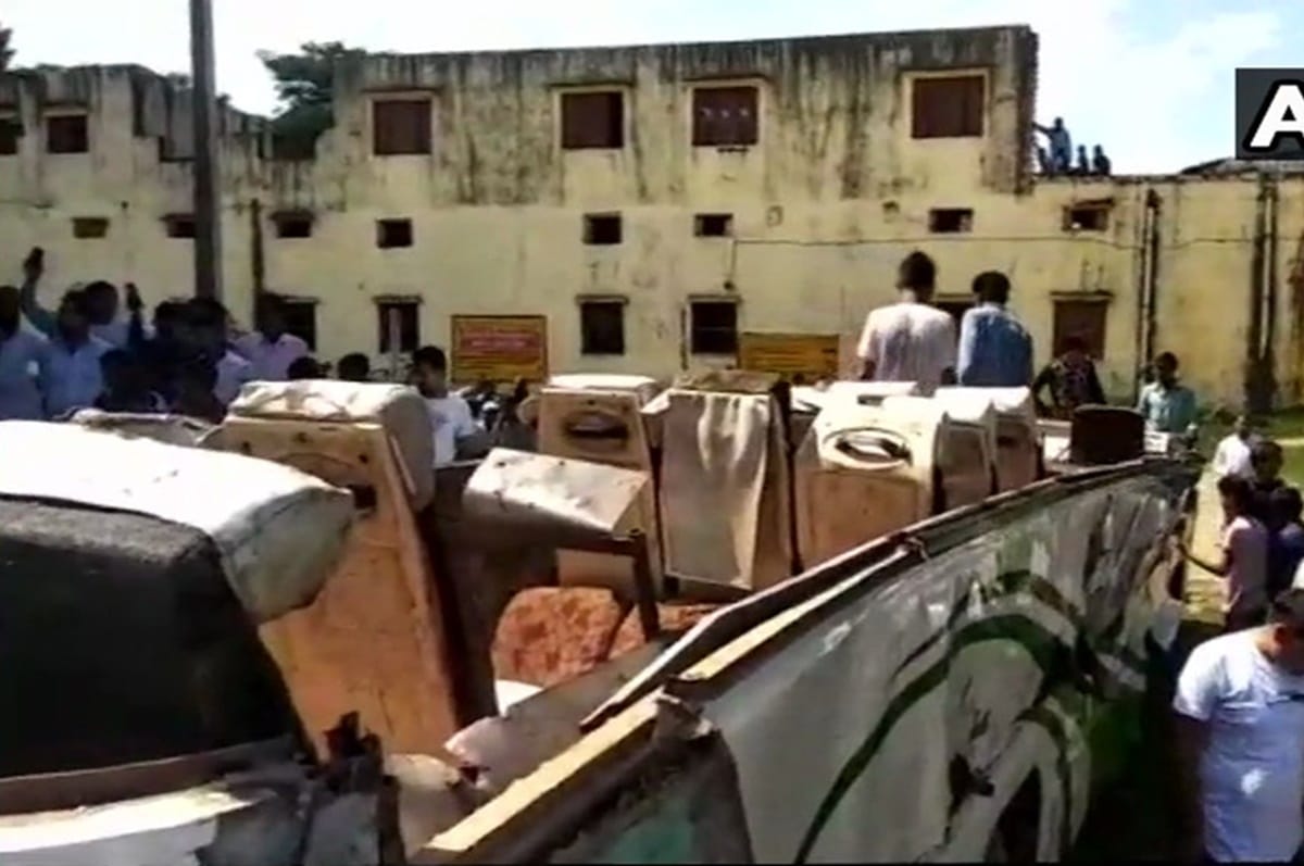 Amroha: 5 people killed and 20 injured after a bus met with an accident