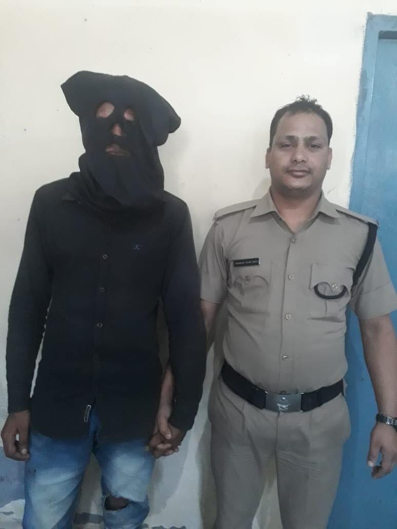 man throw Mud on martyr board police arrested him