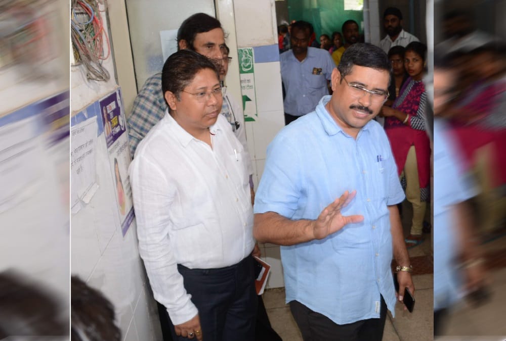 Women delivery on Floor in Government Hospital Secretary Fire on doctors