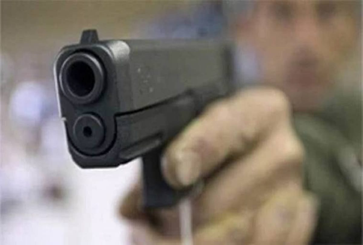 Firing on Bhajyumo jila mantri in Lucknow.