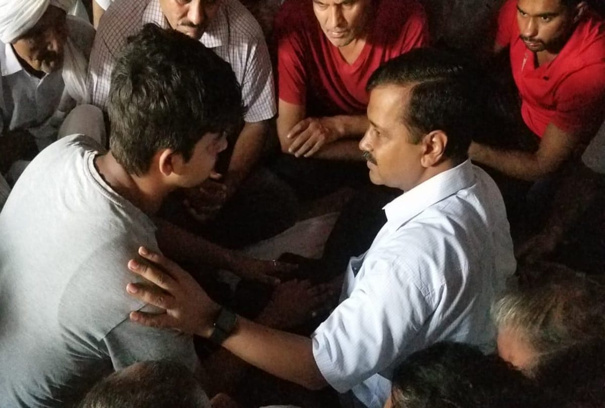 kejriwal meets martyr bsf jawan narendra singh family in sonipat announces 1 crore compensation