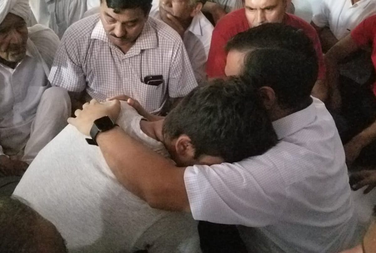 kejriwal meets martyr bsf jawan narendra singh family in sonipat announces 1 crore compensation