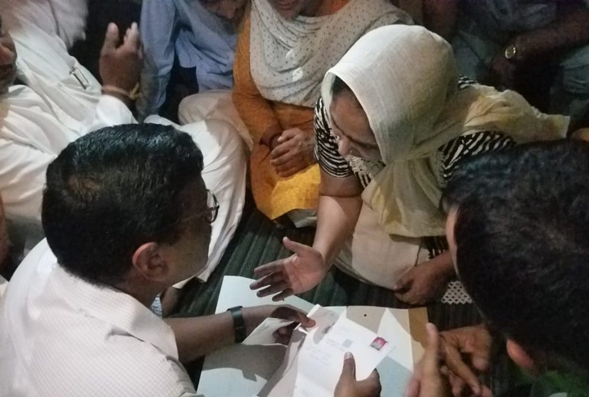 kejriwal meets martyr bsf jawan narendra singh family in sonipat announces 1 crore compensation