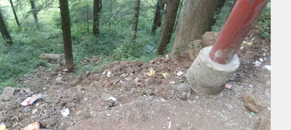 People demanded to build road edge wall