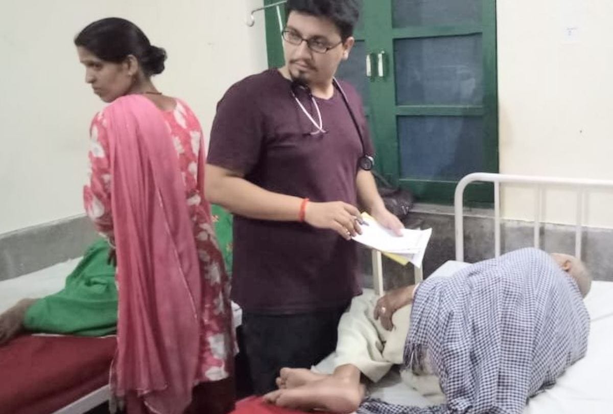शादी में शिरकत करने जा रहे लोगों से भरी जीप खाई में गिरी, 12 घायल