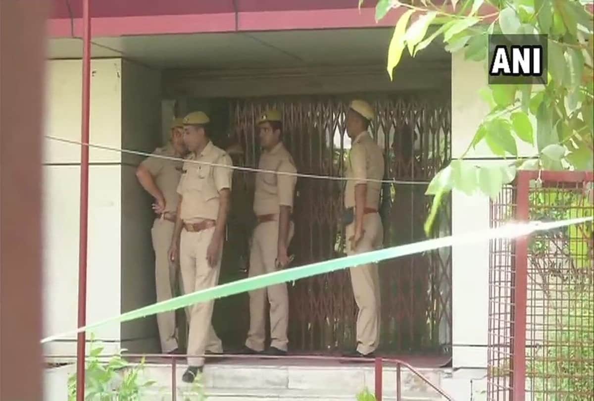 PNB bank robbery two security guard killed story in noida