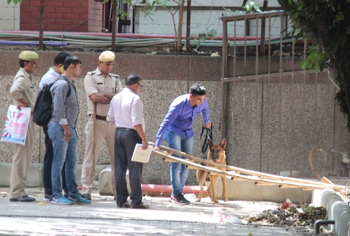 PNB bank robbery two security guard killed story in noida