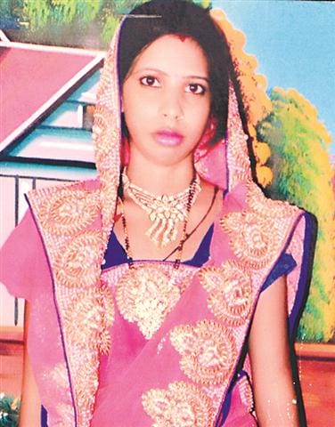 phande par jhoolate milee vivahita, sasuraliyon par hatya dar
