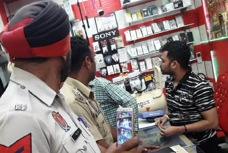 4 shopkeepers selling Apple company's counterfeit products in pathankot