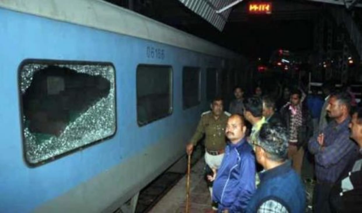 pothole at shatabdi express at moradabad,driver wounded, stone pelters flee