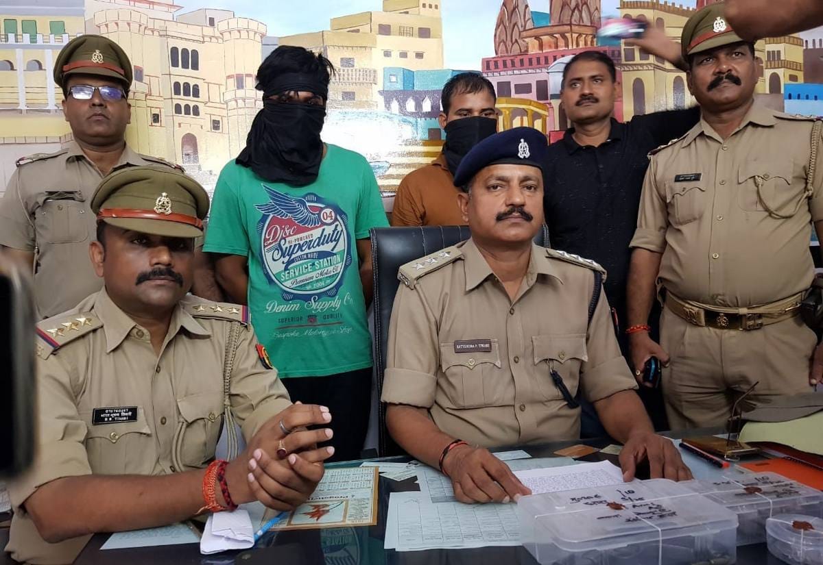 Varanasi police arrest twenty thousand prize accused