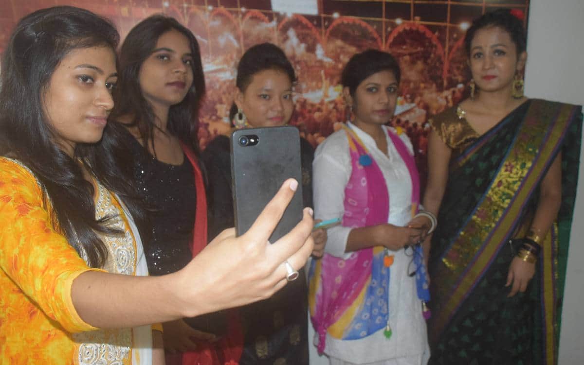 Farewell party organised in apex college of nursing at varanasi