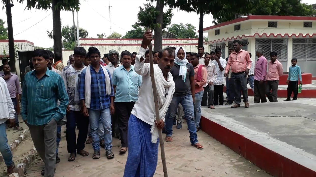 Gram pradhan thrown from roof by robbers at ghazipur