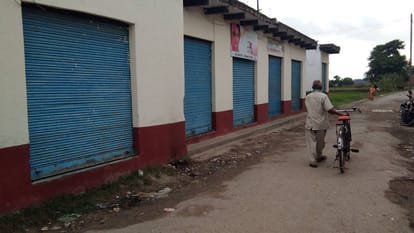 Gram pradhan thrown from roof by robbers at ghazipur