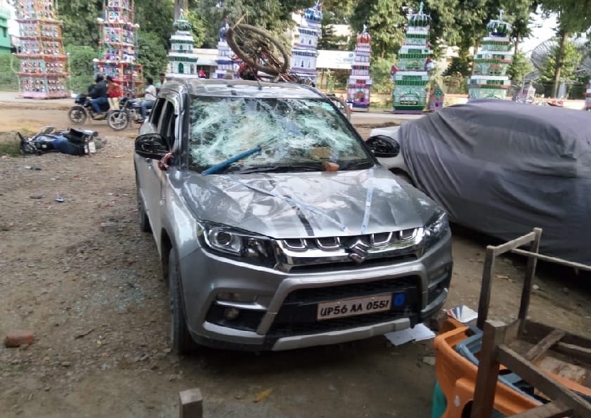 गोरखपुर में पुलिस चौकी पर हमला, तोड़फोड़, पुलिस जीप को फूंका