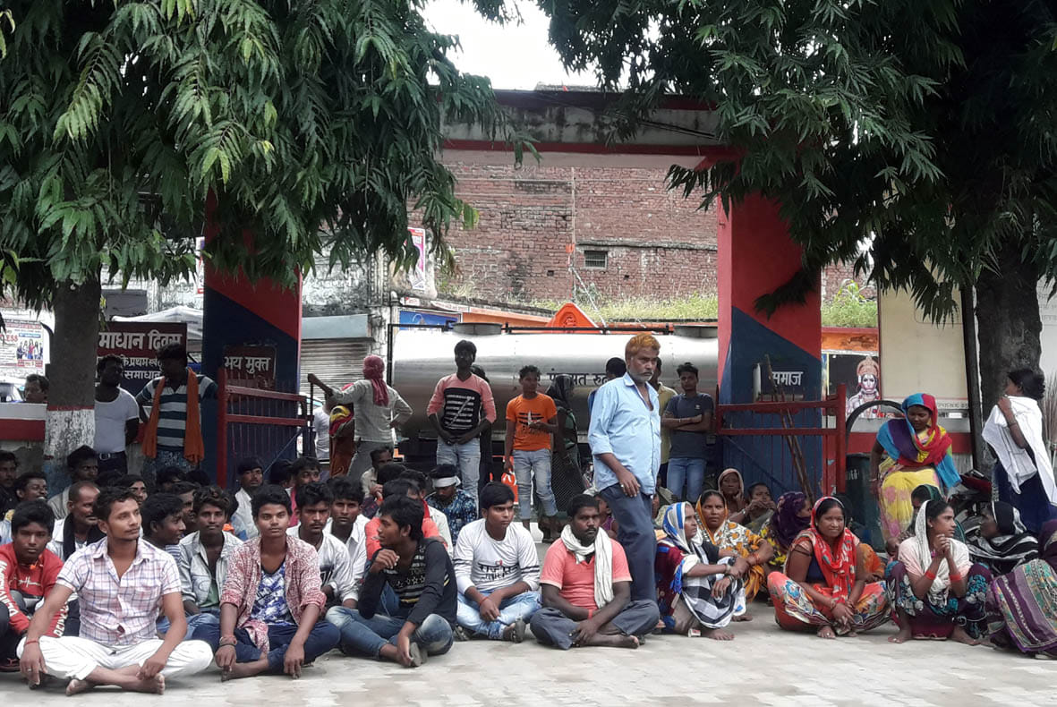 काम ठप कर सफाई कर्मियों ने घेरा थाना, लगाया जाम
