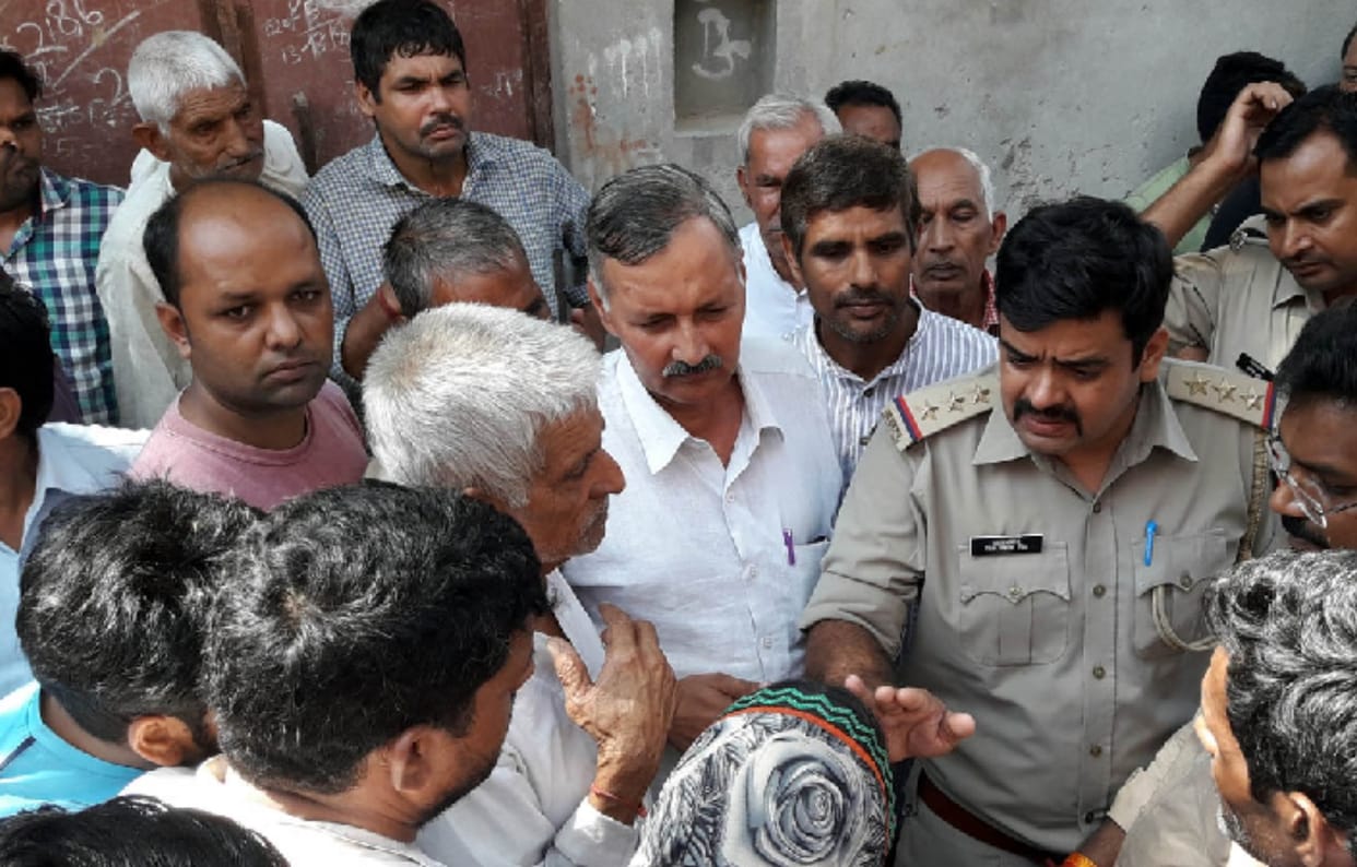 UP: School students came on roads justice to the girl and gave two days ultimatum to police