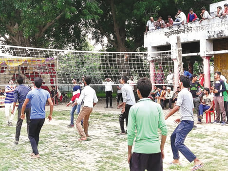 वालीबाल प्रतियोगिता में जोर दिखाते खिलाड़ी।