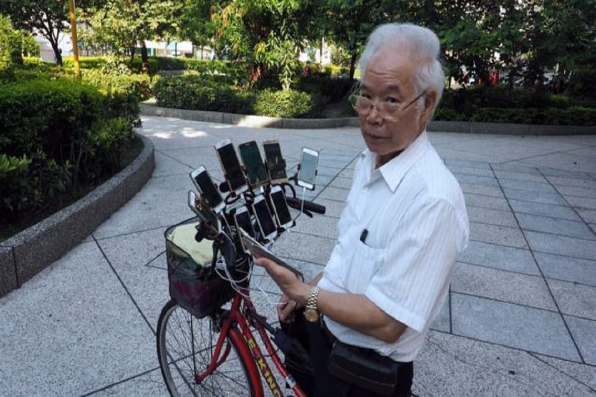 Taiwan man Chen San yuan playing Pokemon Go with 11 smartphones on his bikes