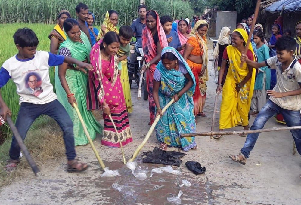 women protested kchchi sharab