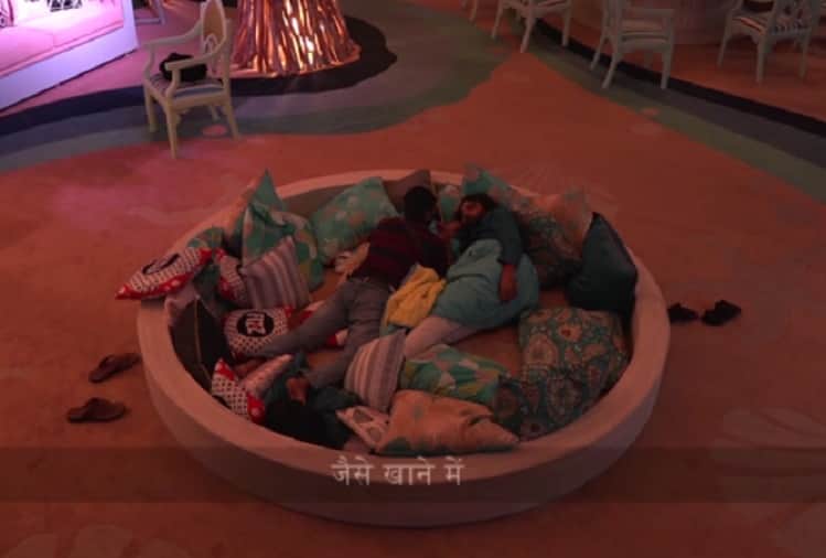 Bigg Boss 12 Deepak Thakur makes fun on Anup Jalota with Sourabh Patel