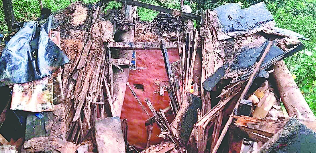 The roof of the house collapsed in Malligol, wife and wife injured