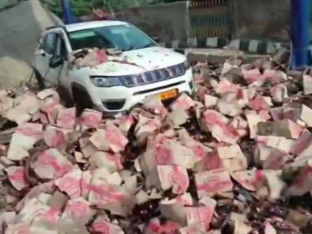 rajasthan beer loaded truck collided with toll plaza, river of alcohol on road of toll