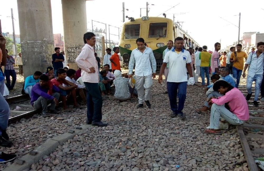 तीन घंटे ठप रहा आगरा-दिल्ली रेलमार्ग, 12 ट्रेनें फंसी