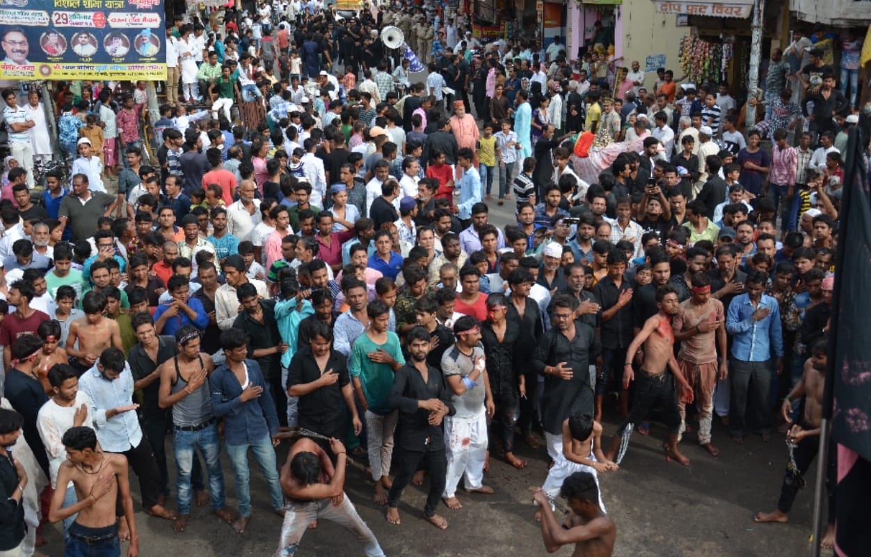 shia weeds on muharram in remembrance of imam hussain see the pictures Mourning, self-flagellation