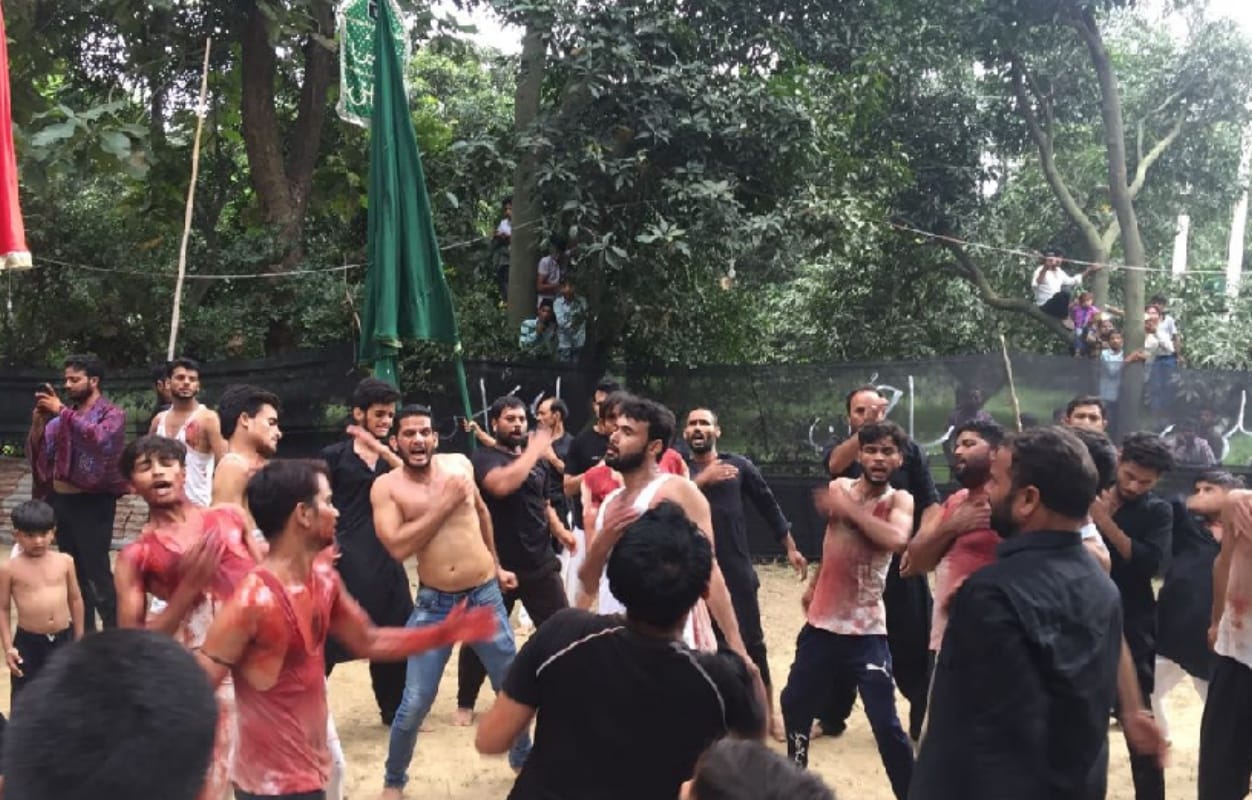 shia weeds on muharram in remembrance of imam hussain see the pictures Mourning, self-flagellation