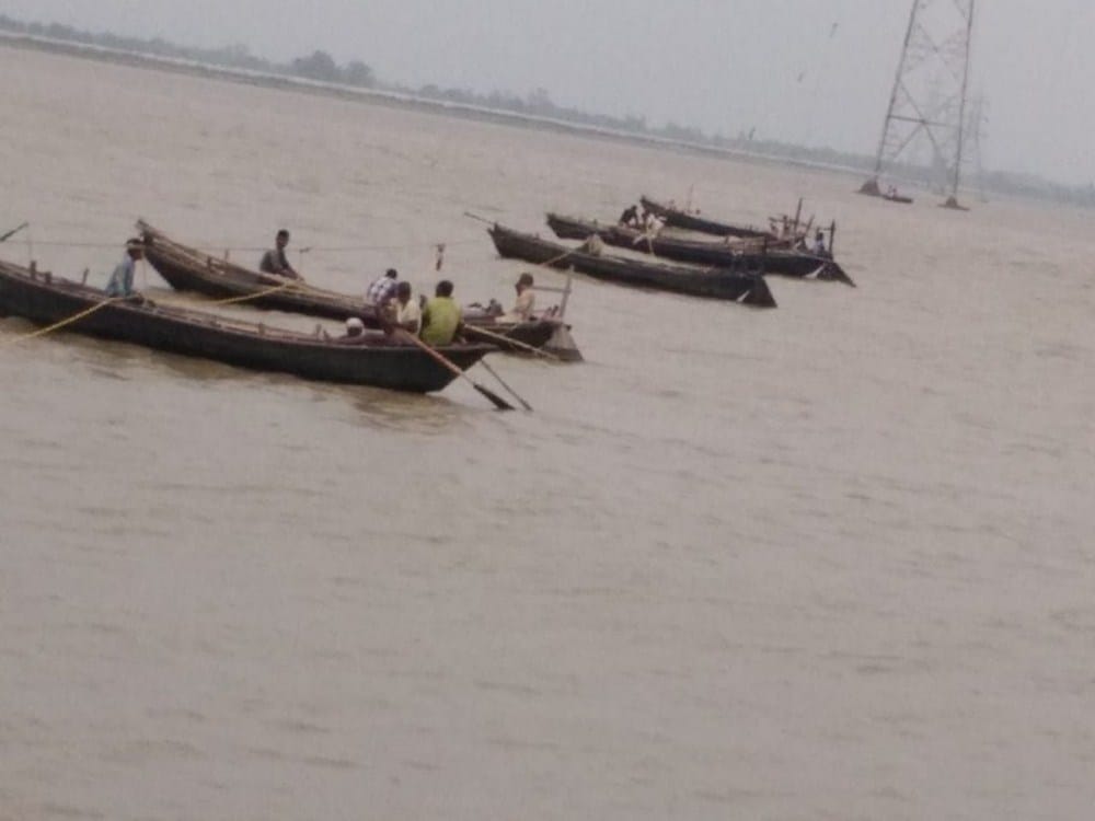 wires soread whthin 4 pillars in naurahani ghat