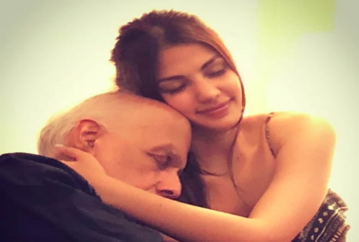 Rhea Chakraborty has been troll after shared photo with Mahesh Bhatt