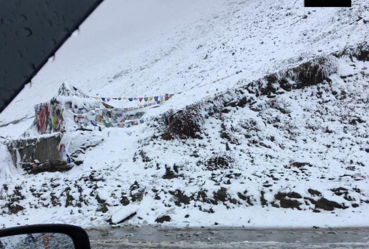 fresh snowfall in Rohtang Pass Himachal Pradesh