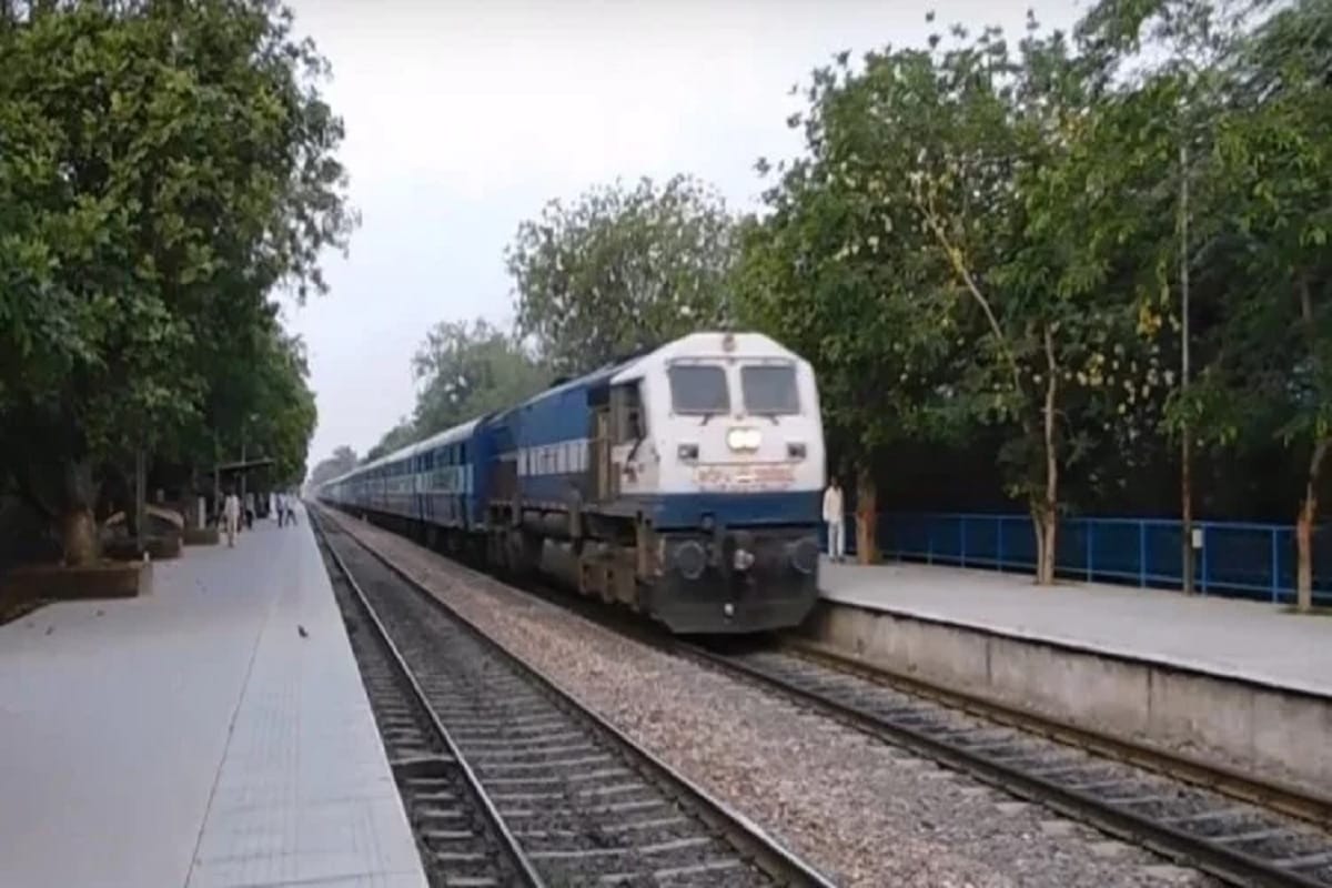 woman killed after Dispute over smoking cigarette in train at shahjahanpur railway station
