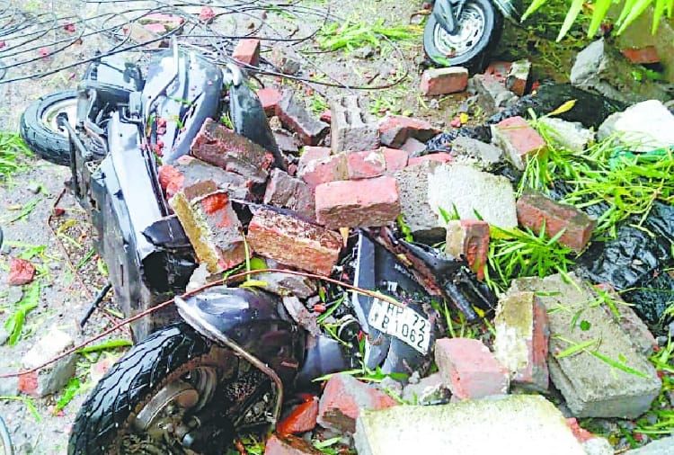 स्कूल की दीवार से टकराकर पलटा बेकाबू ट्राला