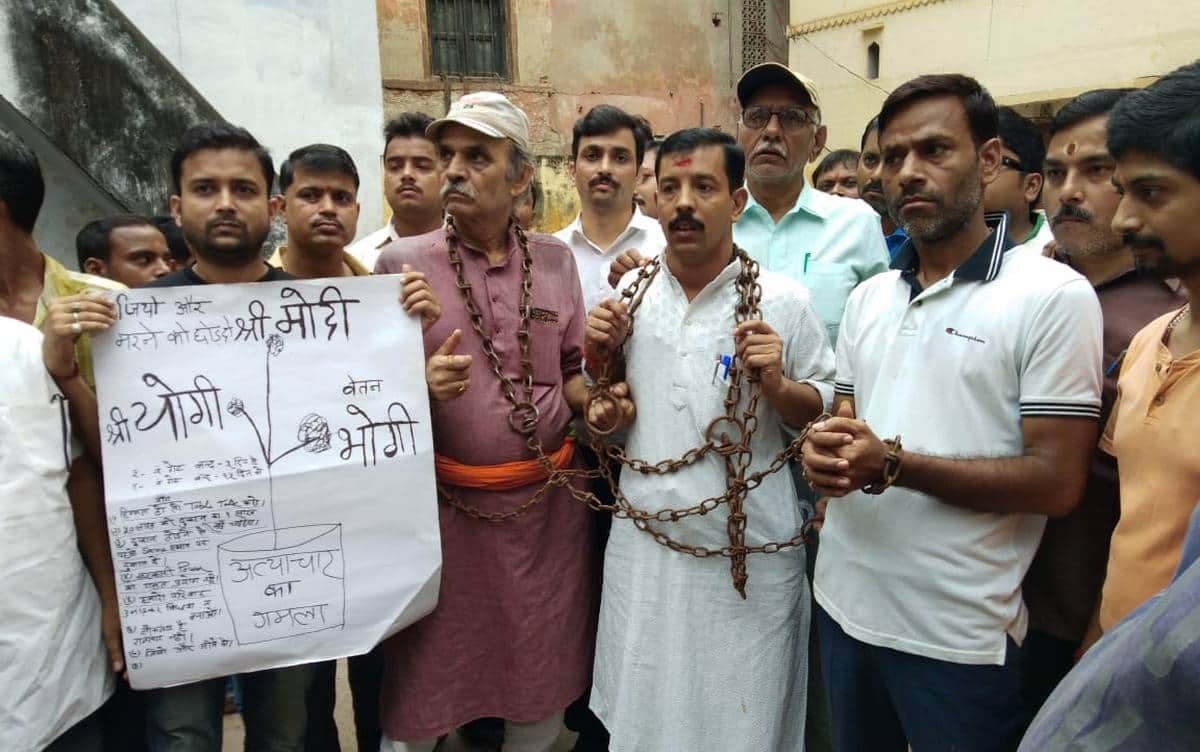 Varanasi traders protest due to gyanvapi area way closed