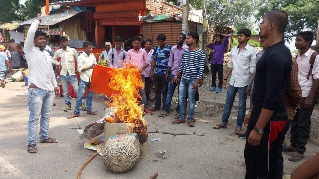Students council blows Mamata Banerjee's effigy