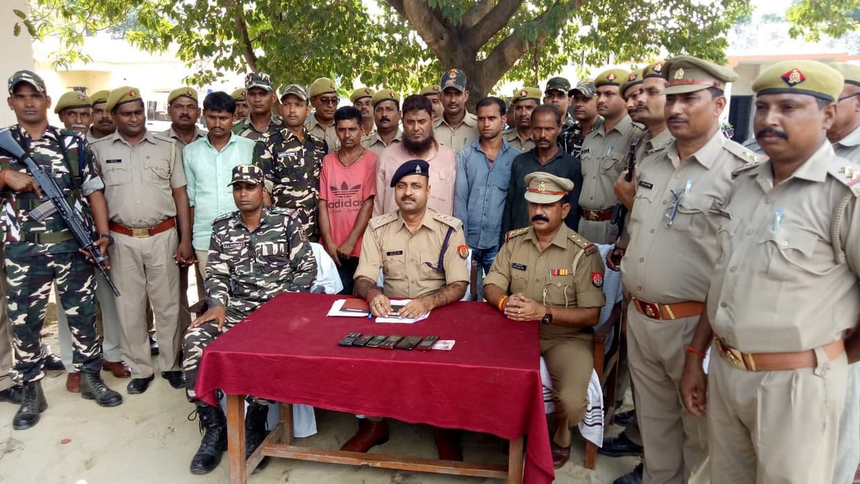 पशु तस्करों ने की सिपाहियों को कुचलने की कोशिश