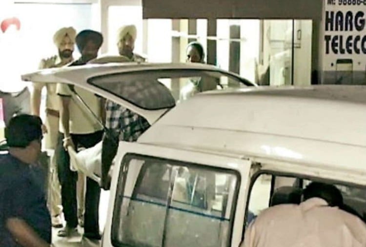 Couple Dead Body Found in Car inside Shop in Amritsar of Punjab