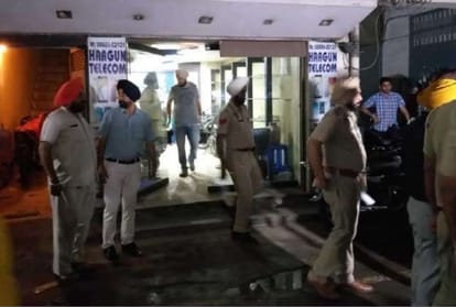 Couple Dead Body Found in Car inside Shop in Amritsar of Punjab