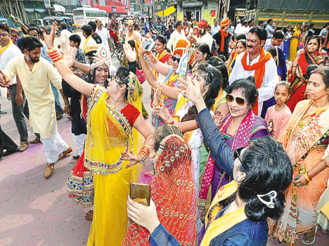 Around blow Gualala, Gunje Bappa the shouting in farrukhabad